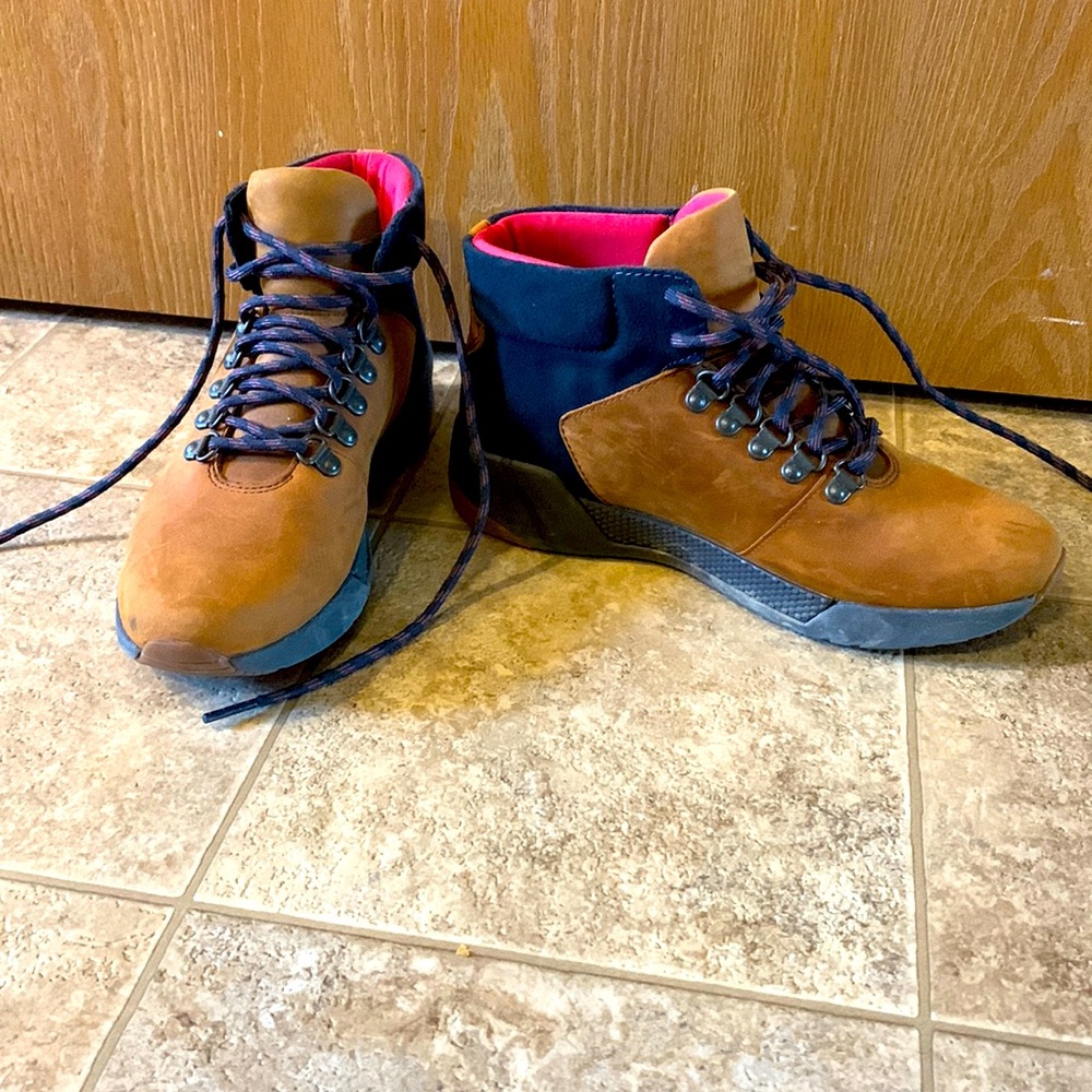 Women’s Timberland Hiking boot size 7.5. Gently worn,tread like new